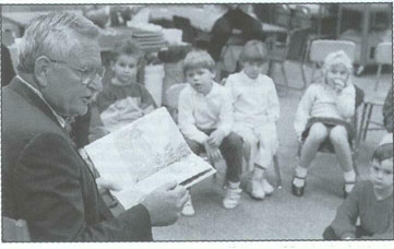 Robert Leininger reading to kindergarteners