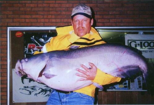 Lindsay and 85 pound catfish