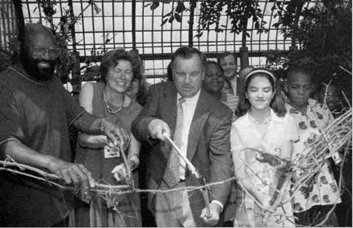 Daley helps cut ribbon